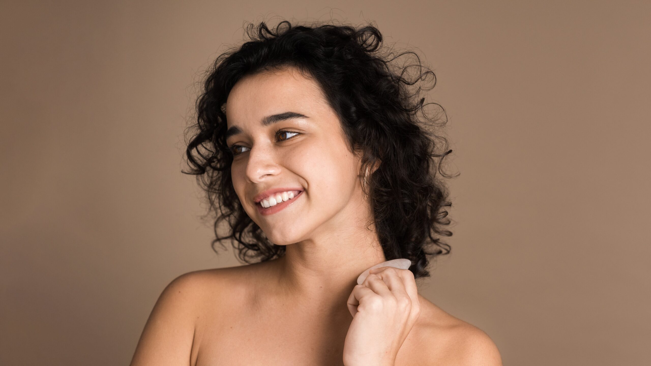 Imagem de uma mulher satisfeita com sua pele.