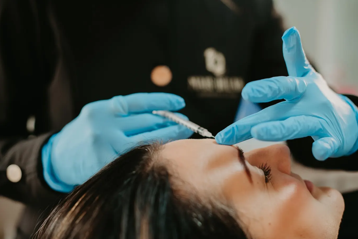 Paciente recebendo tratamento estético na Clínica Mais Belah, refletindo cuidados integrados de saúde e estética.